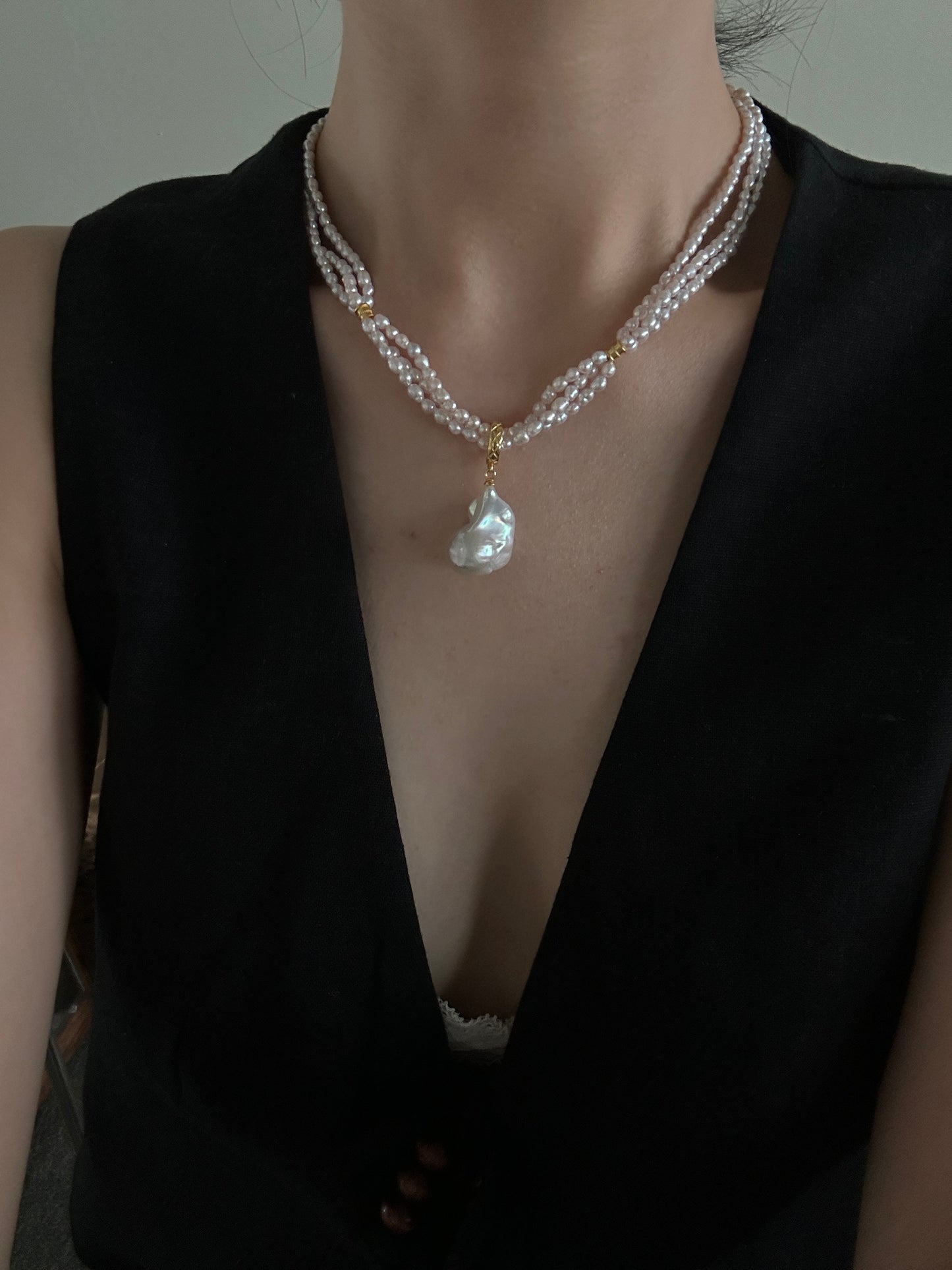 Gold natural large baroque pearl necklace, universal clasp