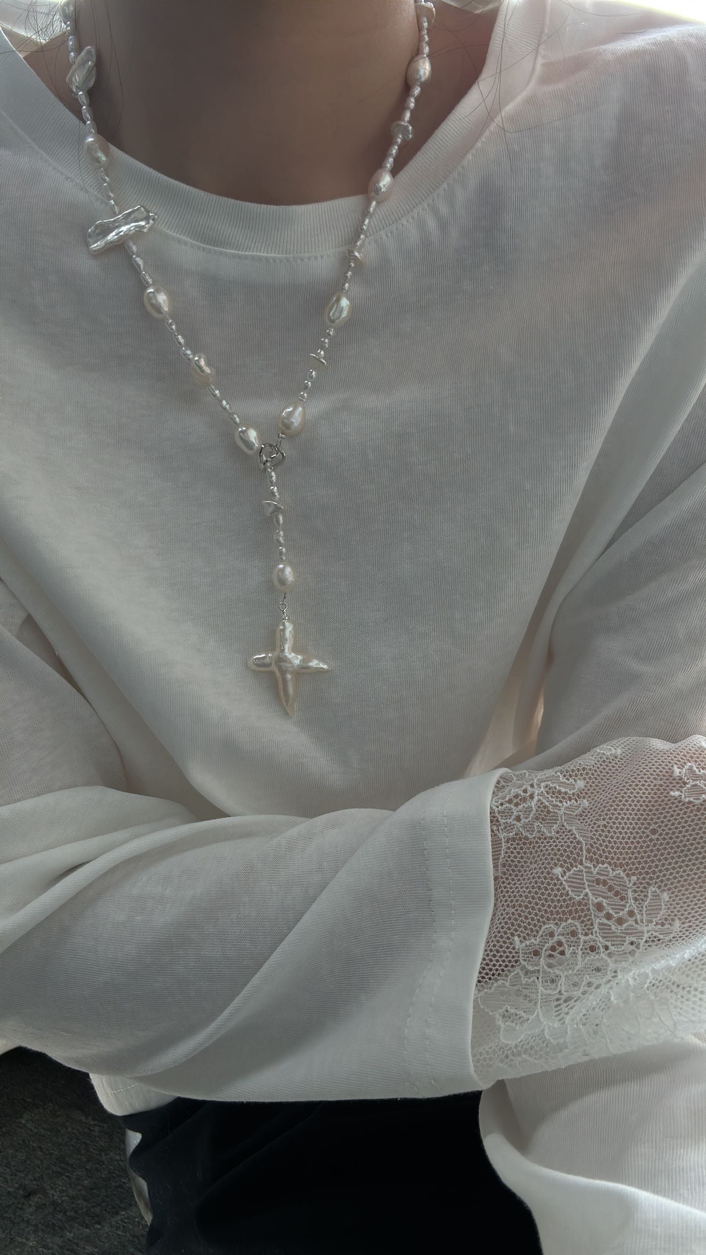 Cross Baroque pearl necklace, long chain, free clasp