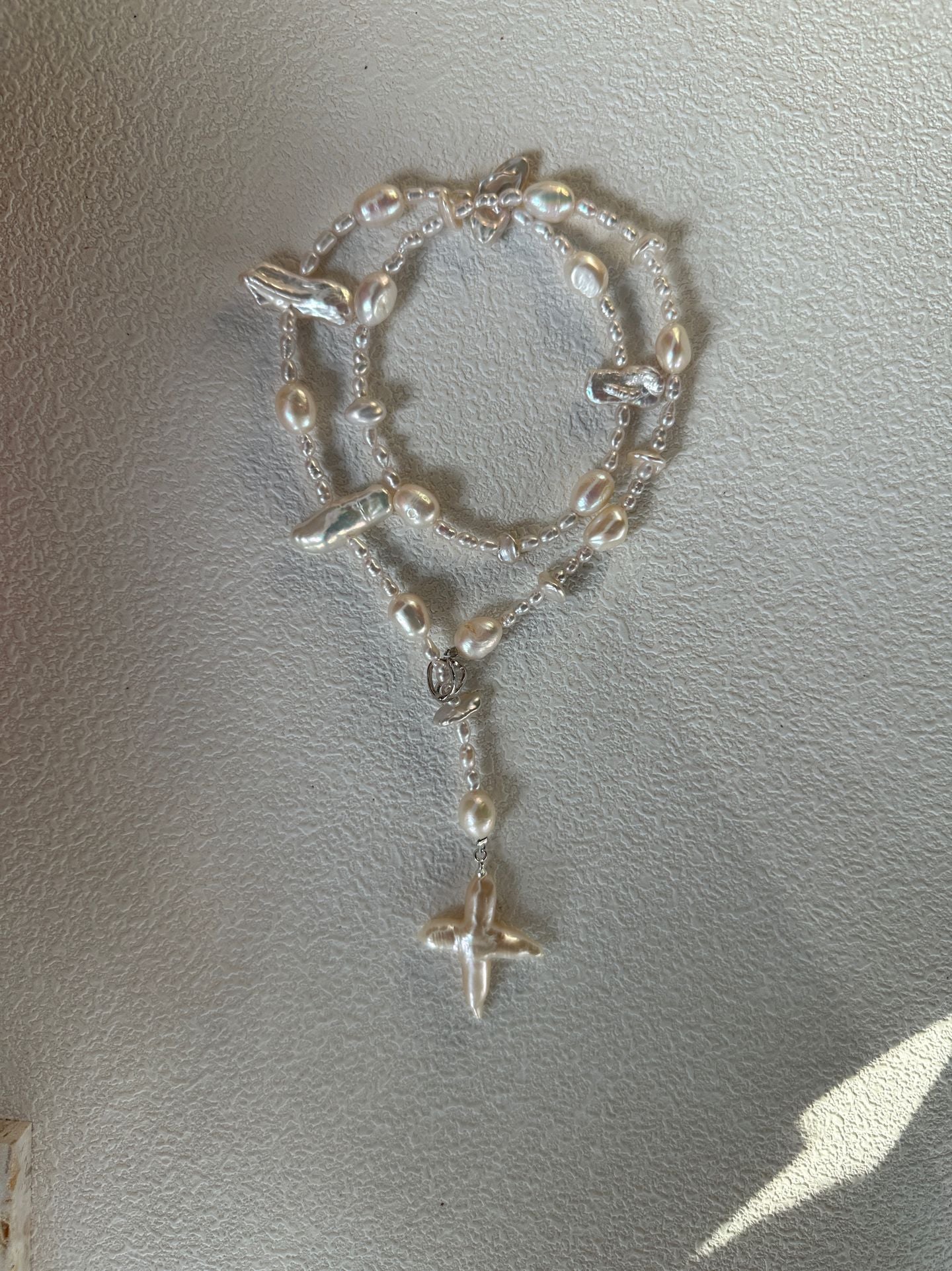 Cross Baroque pearl necklace, long chain, free clasp