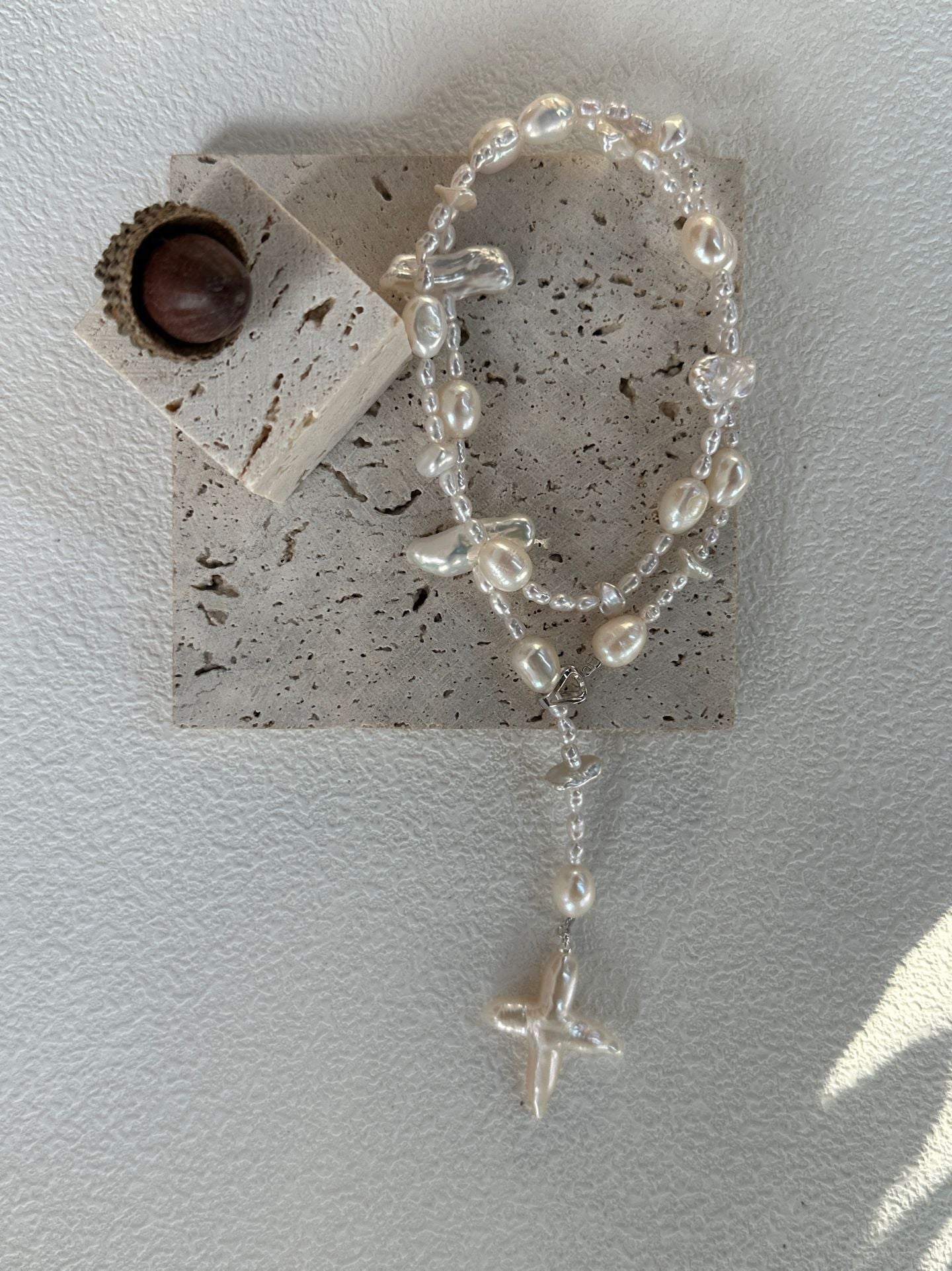 Cross Baroque pearl necklace, long chain, free clasp